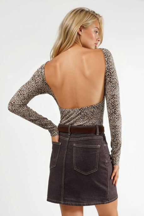 Slim Fit Boat Neck Leopard Print Blouse - Image 3
