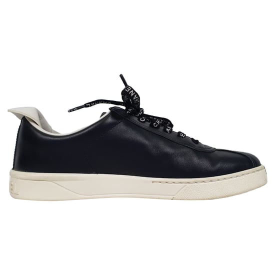 Chanel CC Trekkoord Lage Sneakers in Zwart Leer - Image 1
