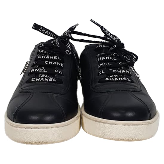 Chanel CC Trekkoord Lage Sneakers in Zwart Leer - Image 2
