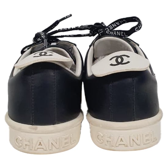 Chanel CC Trekkoord Lage Sneakers in Zwart Leer - Image 3