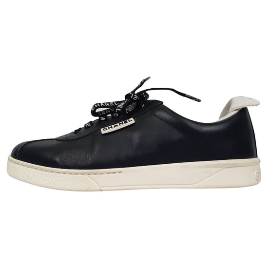 Chanel CC Trekkoord Lage Sneakers in Zwart Leer - Image 4
