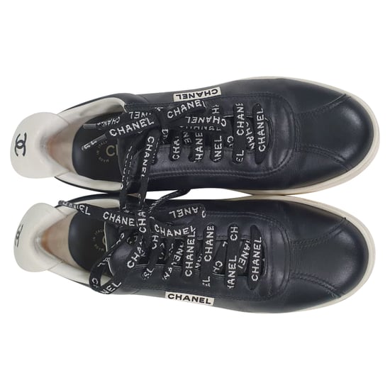 Chanel CC Trekkoord Lage Sneakers in Zwart Leer - Image 5