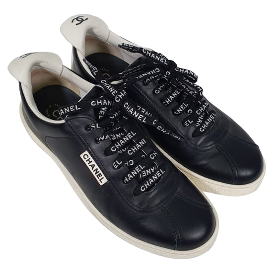 Chanel CC Trekkoord Lage Sneakers in Zwart Leer - Image 6