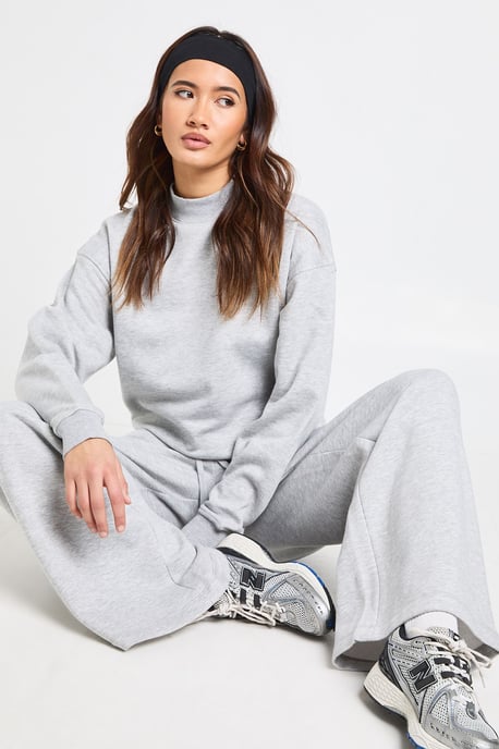 Extended Neck Sweatshirt Tracksuit - Image 1