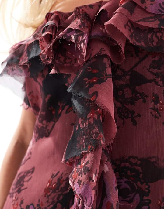 ASOS DESIGN Petite bardot volang avskuren axel maxiklänning i rosa blommönster - Image 3