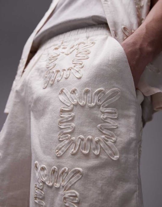 Topman co-ord lades på broderade linnemix shorts i ecru - Image 3