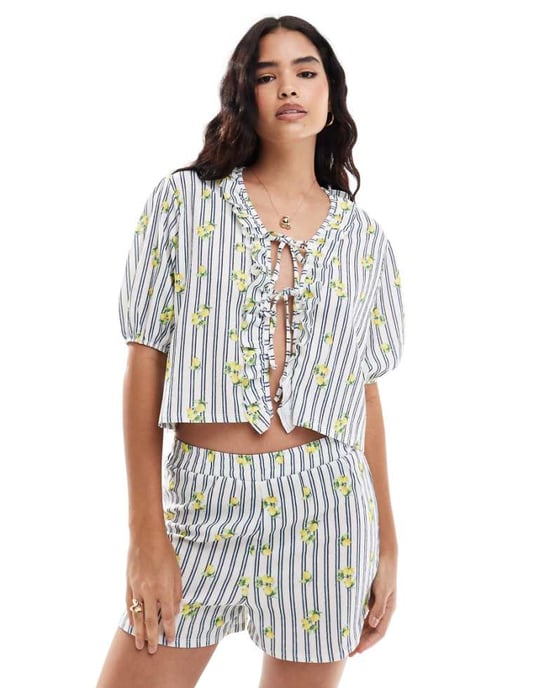 ASOS DESIGN blus med knytframkant och volang i citron- och randig mönster - Image 1