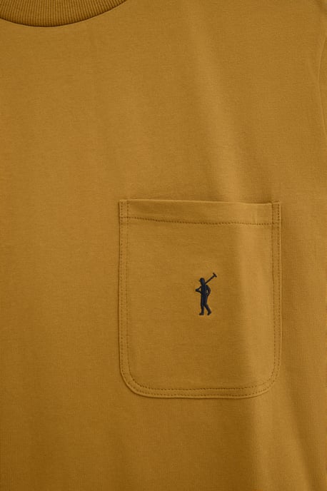 Mosterdgeel T-shirt met een borstzakje en Rigby Go-logo - Image 3