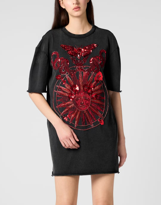 Öppen rygg T-shirtklänning med fjärilstatuering - Image 2