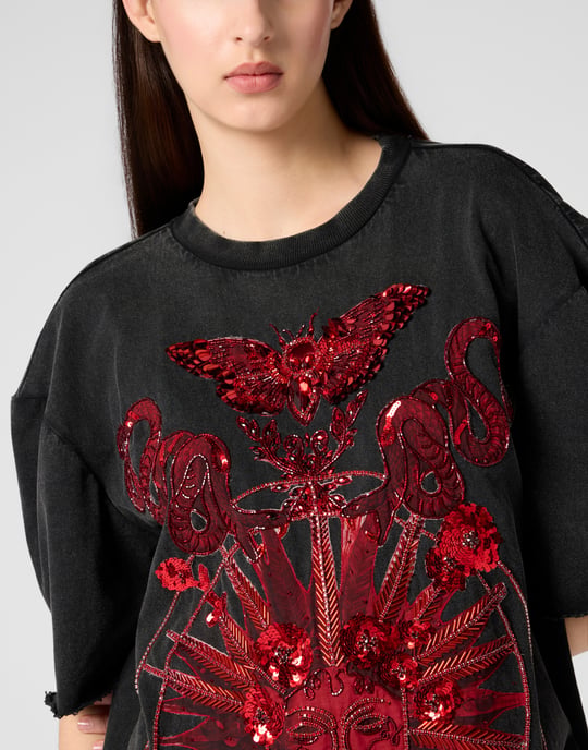 Öppen rygg T-shirtklänning med fjärilstatuering - Image 3