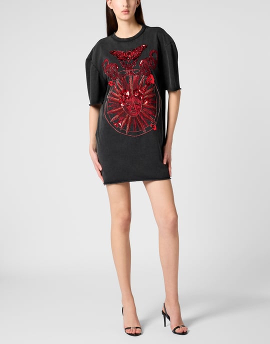 Öppen rygg T-shirtklänning med fjärilstatuering - Image 4