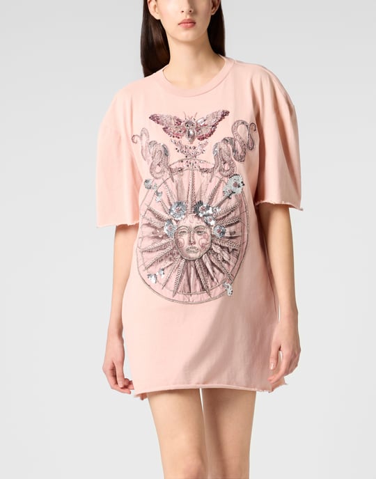 Öppen rygg T-shirtklänning med fjärilstatuering - Image 2