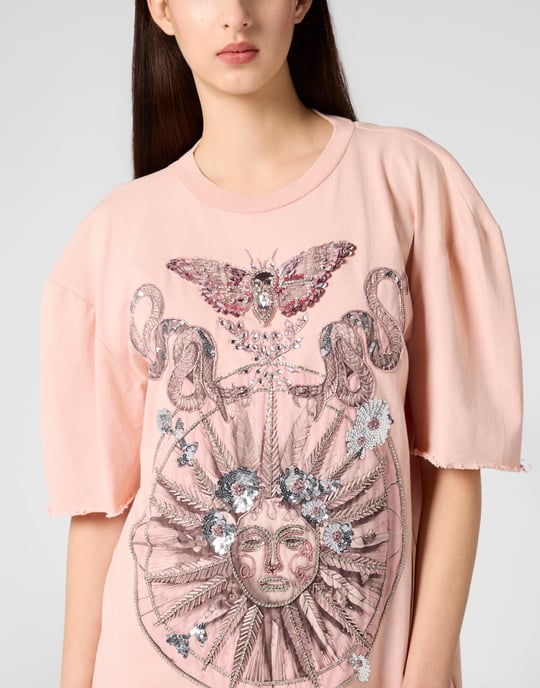 Öppen rygg T-shirtklänning med fjärilstatuering - Image 3
