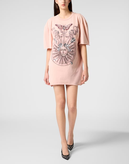 Öppen rygg T-shirtklänning med fjärilstatuering - Image 4