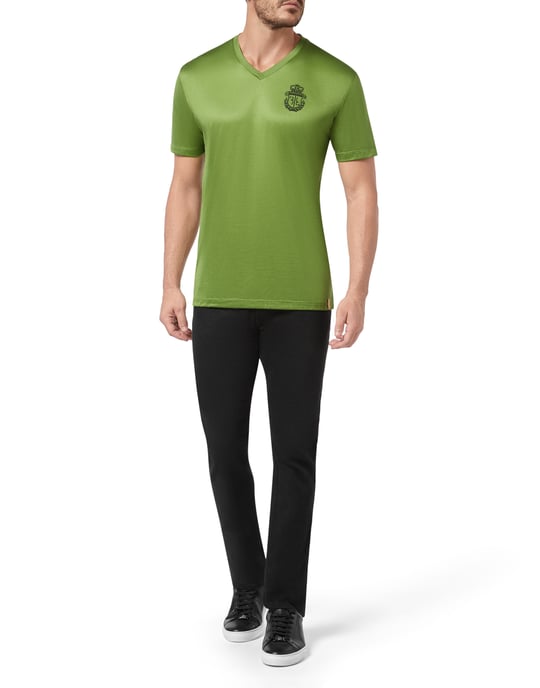 T-shirt med V-ringning och vapenmärke - Image 2