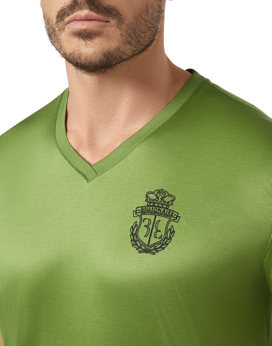 T-shirt med V-ringning och vapenmärke - Image 4