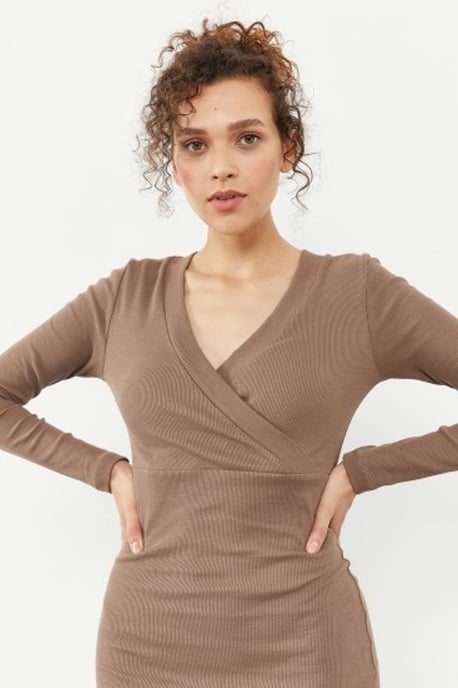 Ribbad Bodycon Midi Klänning med V-ringning - Image 3