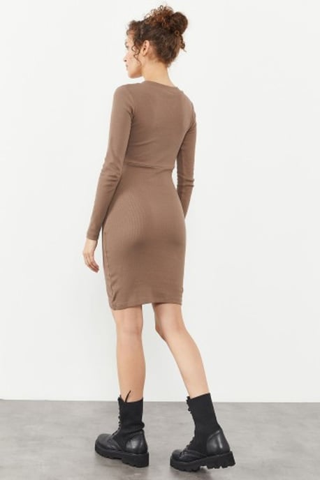 Ribbad Bodycon Midi Klänning med V-ringning - Image 4
