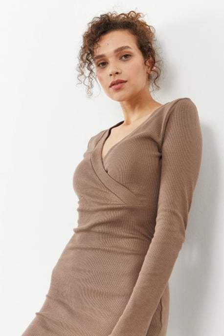 Ribbad Bodycon Midi Klänning med V-ringning - Image 5