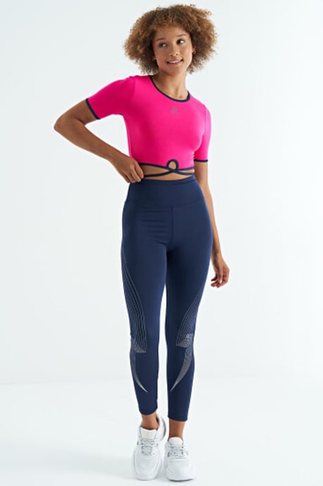 Elastisk Croppad T-Shirt med Rund Halsringning - Image 1