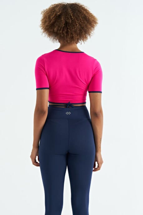 Elastisk Croppad T-Shirt med Rund Halsringning - Image 4