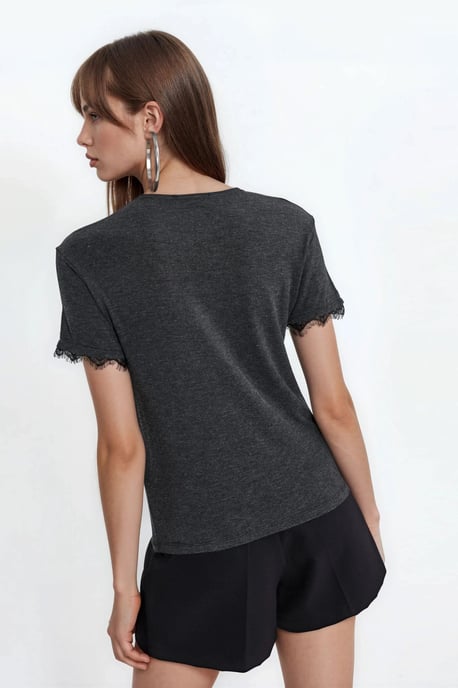 Accessoire Gedetailleerd Crew Neck T-shirt - Image 3
