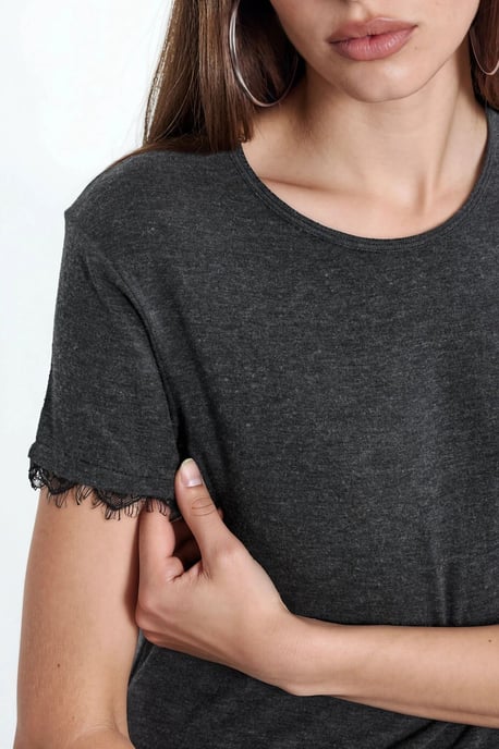 Accessoire Gedetailleerd Crew Neck T-shirt - Image 4