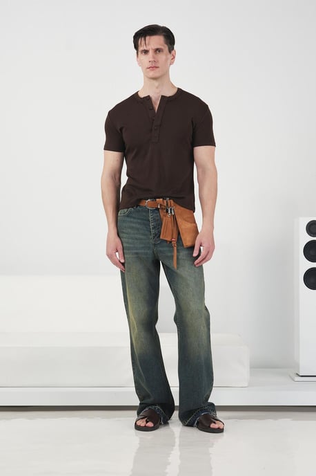 Slim Fit Crew Neck T-shirt i Bomull med Knappar - Image 1