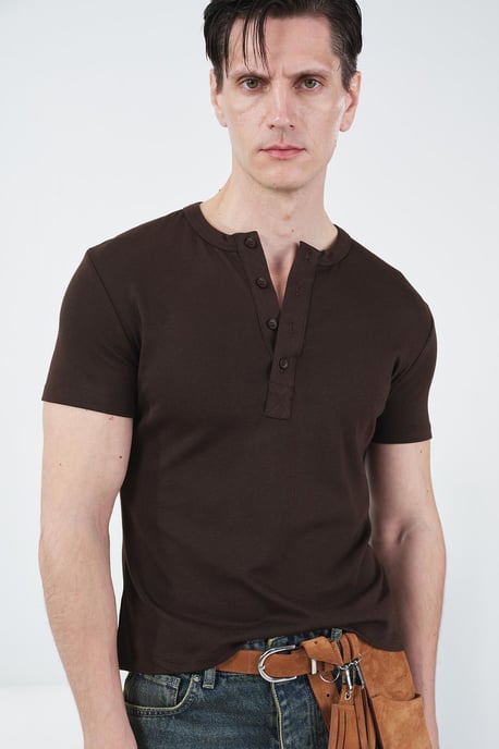 Slim Fit Crew Neck T-shirt i Bomull med Knappar - Image 2