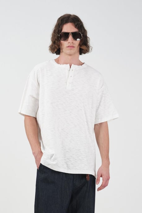 T-shirt med rund halsringning och knapppdetalj - Image 1