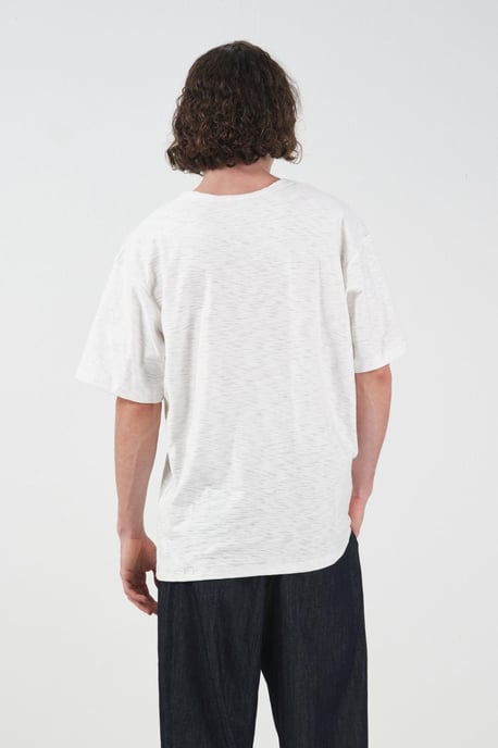 T-shirt med rund halsringning och knapppdetalj - Image 2