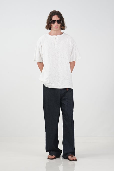 T-shirt med rund halsringning och knapppdetalj - Image 3