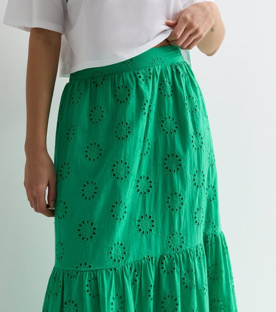 Grön, lång kjol med spets och broderier (NEW LOOK) - Image 2