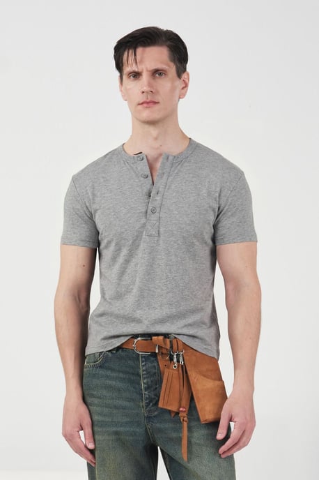 Slim Fit Rundhalsad Knappad T-shirt - Image 1