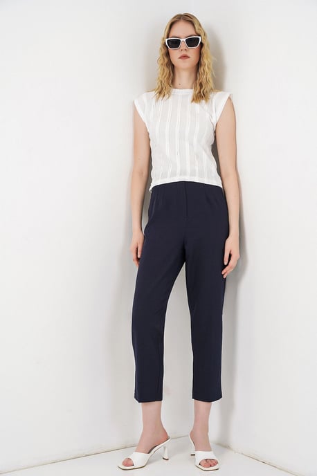 Texturerad Ribbad Blus med Drapering - Image 2