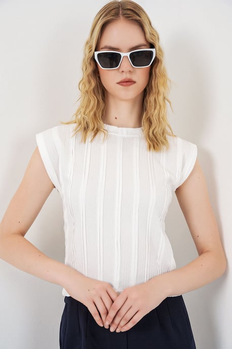 Texturerad Ribbad Blus med Drapering - Image 4