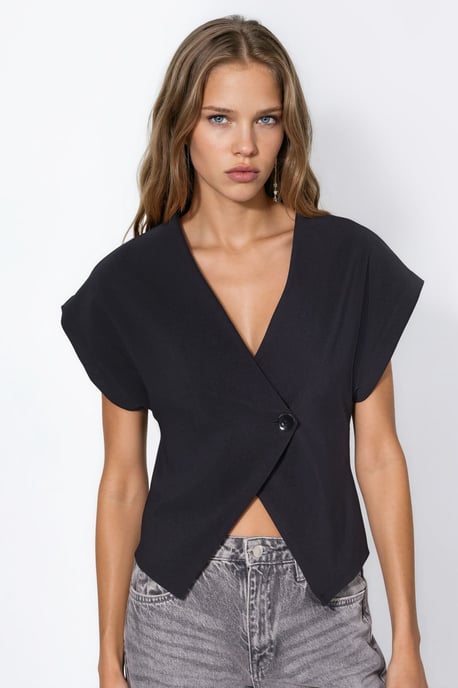 Enfärgad V-ringad blus med kort ärm och knäppning - Image 5