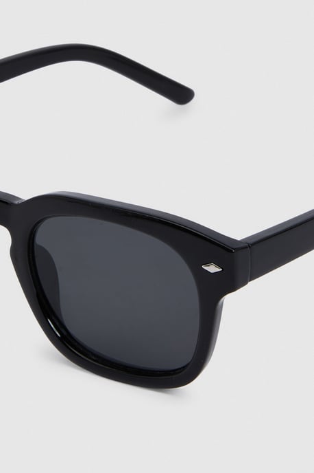 Black Retro Sunglasses - Image 4