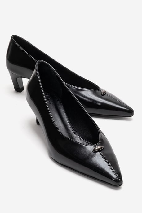 Versay Spetsig Tå Kitten Heel Pump - Image 1