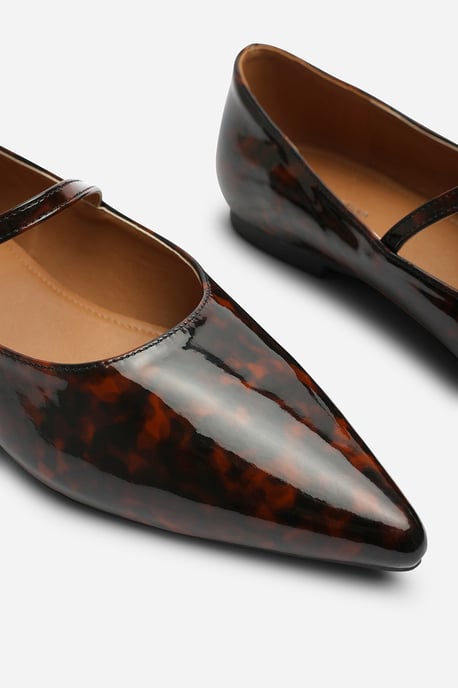 Wheres That From Womens Novalee Pointed Toe Mary Jane Front Strap Ballet Flats in Tortoise Patent - Image 5