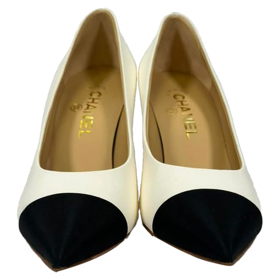 Chanel CC Puntschoen met Gespits Neus in Witte Leer - Image 2