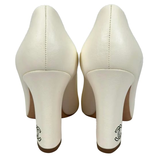 Chanel CC Puntschoen met Gespits Neus in Witte Leer - Image 3