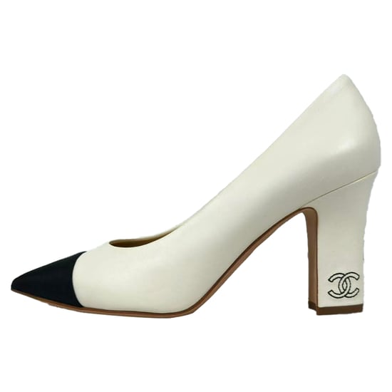 Chanel CC Puntschoen met Gespits Neus in Witte Leer - Image 4
