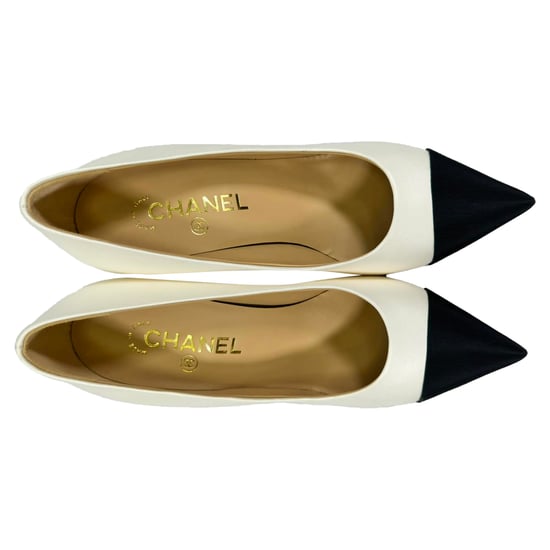 Chanel CC Puntschoen met Gespits Neus in Witte Leer - Image 5