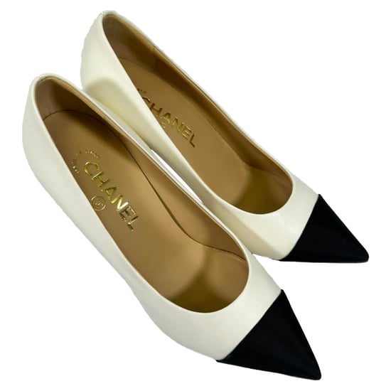 Chanel CC Puntschoen met Gespits Neus in Witte Leer - Image 6
