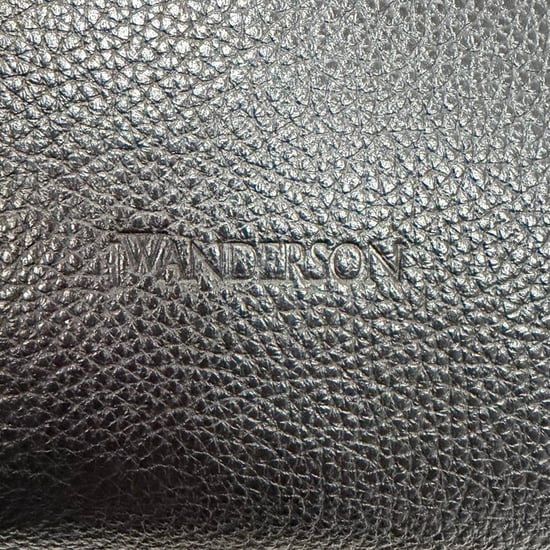 JW Anderson JWA Hörnväska i svart läder - Image 5