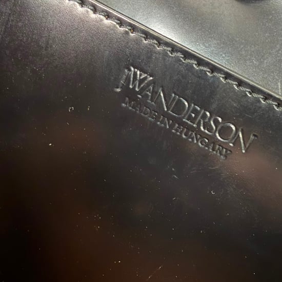JW Anderson JWA Hörnväska i svart läder - Image 6