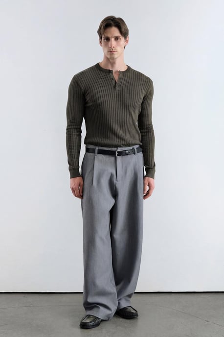Slim Fit Knapplångärmad T-shirt - Image 1