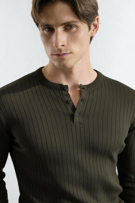Slim Fit Knapplångärmad T-shirt - Image 2