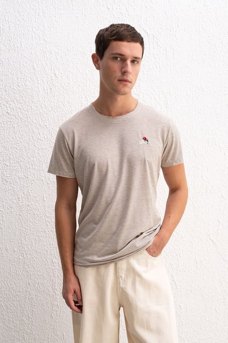 Randig rundhalsad t-shirt med broderi - Image 1